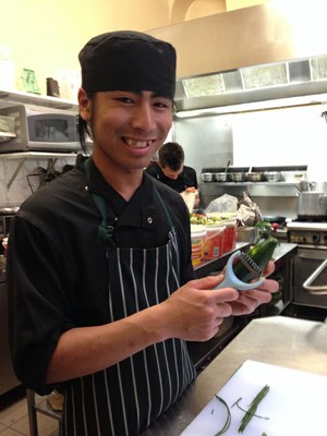 Dee peeling zucchini